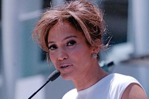 Jennifer Lopez skoczya 45 lat [Jennifer Lopez, fot. Angela George, CC BY-SA 3.0, Wikimedia Commons]