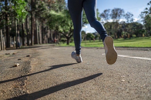 Jogging i inne aktywności osłabiają ryzyko genetycznie uwarunkowanej otyłości [fot. Daniel Reche from Pixabay]