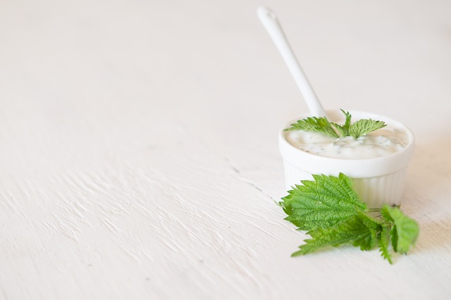 Jogurt pomoże pozbyć się czosnkowego oddechu [fot. Laura from Pixabay]