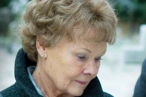 Judi Dench ma AMD, ale "nie uznaje emerytury" [Judi Dench, fot. z filmu Tajemnica Filomeny]