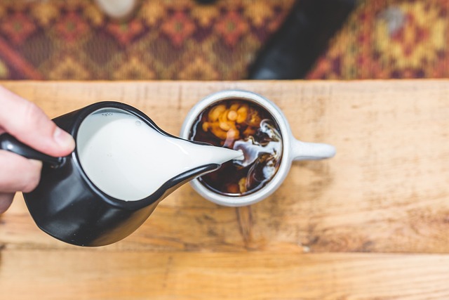 Kawa z mlekiem wykazuje silne działanie przeciwzapalne [fot. StockSnap from Pixabay]