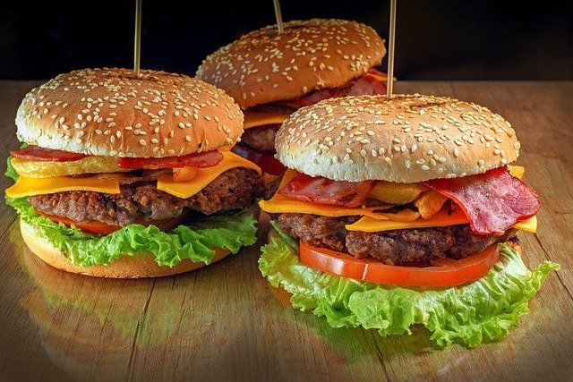 Każdy z nas dodatkowo je ekwiwalent trzech cheeseburgerów  [fot. Stoyan Stoyanov from Pixabay]
