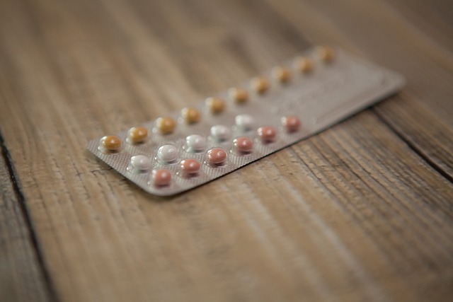 Kobiety stosujące tabletki antykoncepcyjne rzadziej chorują na depresję [fot. Gabriela Sanda from Pixabay]