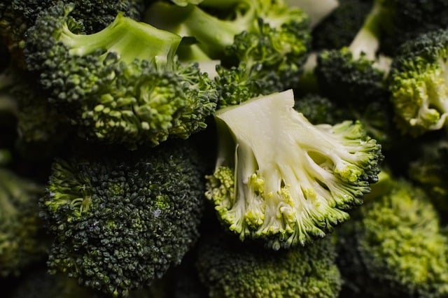 Kolejny powód, by jeść brokuły - ochrona jelit [fot. Gergely Meszárcsek from Pixabay]