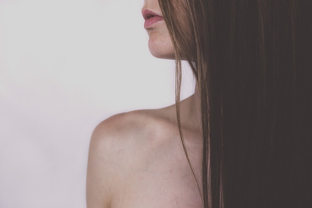Kosmetyki do prostowania włosów sprzyjają rakowi macicy? [fot. Pexels from Pixabay]