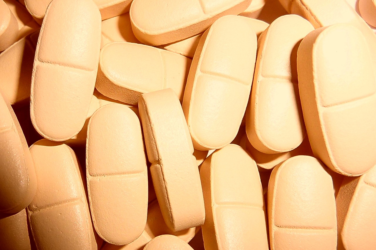 Lecanemab, lek spowalniający chorobę Alzheimera, daje rzadkie skutki uboczne [fot. Pixabay]
