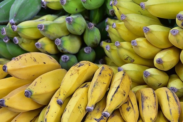 Masz nadciśnienie? Jedz więcej bananów, to naprawdę pomaga  [fot. Peter G. from Pixabay]
