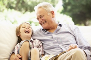 Masz nieśmiałego wnuka? Oto, jak możesz mu pomóc [© Monkey Business - Fotolia.com]