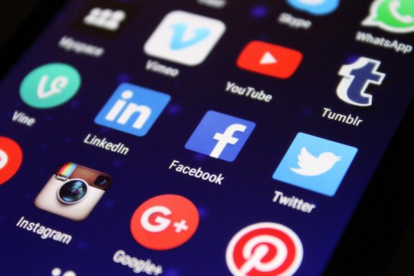 Media społecznościowe mogą osłabić nasz stan psychiczny [fot. Pixelkult z Pixabay]