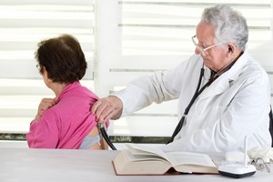 Menopauza „zabiera” oddech - ogranicza funkcje puc [Badanie lekarskie, © Budimir Jevtic - Fotolia.com]