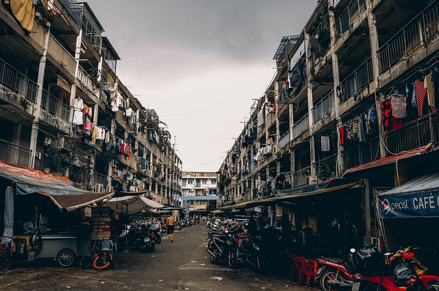 Mieszkanie w kiepskiej okolicy może osłabiać pracę mózgu [fot. Phạm Quốc Nguy&ecirc;n from Pixabay]