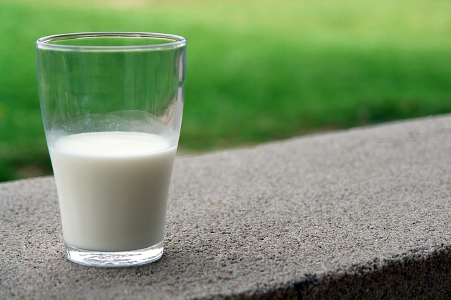Mleko może zwiększać ryzyko wystąpienia raka piersi? [fot. Devanath from Pixabay]