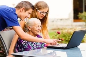 Modsze pokolenia nadziej na aktywno seniorw w sieci [Fot. Barabas Attila - Fotolia.com]