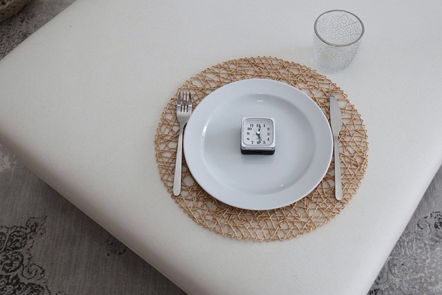 Mniej posiłków (post przerywany) to niższe ryzyko otyłości i cukrzycy [fot. Bella H. from Pixabay]