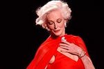 Najstarsza modelka na wybiegu podczas nowojorskiego Fashion Week   [Carmen Dell'Orefice, fot. The Heart Truth, CC BY-SA 2.0, Wikimedia Commons]