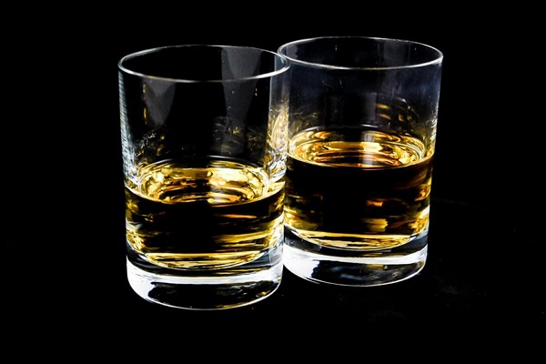 Nawet niewielkie dawki alkoholu zwiększają ryzyko chorób serca [fot. Michal Jarmoluk z Pixabay]