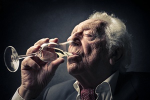 Nawet umiarkowane iloci alkoholu niszcz serca seniorw [© olly - Fotolia.com]