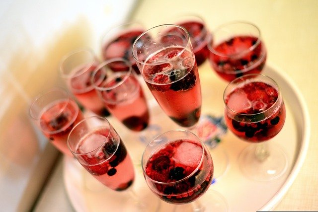 Nawet umiarkowane picie alkoholu prowadzi do zaburzeń w mózgu [fot. congerdesign from Pixabay]