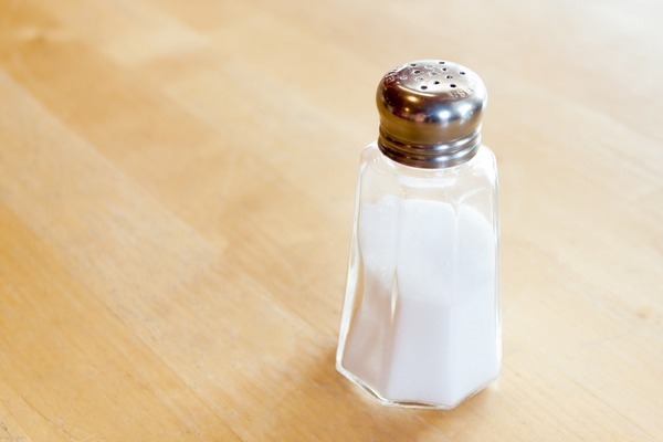 Nie dodawaj soli do posiłków - zmniejszysz ryzyko chorób serca. [fot. katie175 z Pixabay]