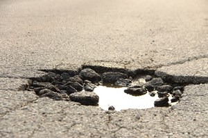 Nieoznakowana dziura w drodze: kto zapaci za szkody [© WoGi - Fotolia.com]