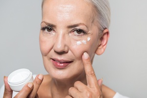 Nowości kosmetyczne - pielęgnacja skóry u osób starszych  [fot. TENA]