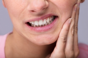 Odsłonięte szyjki zębowe i nadwrażliwość? To objaw recesji dziąseł [Fot. Andrey Popov - Fotolia.com]