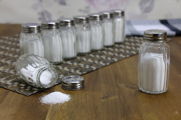 Ogranicz sól, z dużym prawdopodobieństwem obniżysz nadciśnienie [fot. Bruno Glätsch z Pixabay]