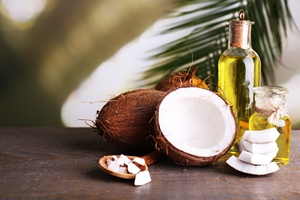 Olej kokosowy wspomaga odchudzanie? [© Africa Studio - Fotolia.com]