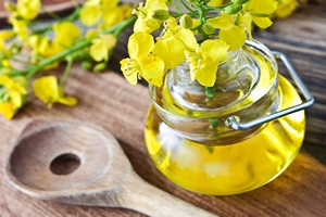 Olej rzepakowy - smaczny, tani i cenny dla zdrowia [©  PhotoSG - Fotolia.com]