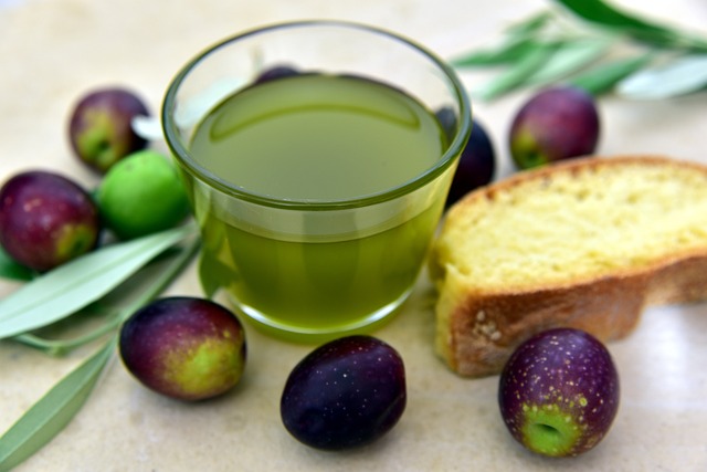 Oliwa z oliwek chroni przed przedwczesną śmiercią [fot. Ulrike Leone from Pixabay]