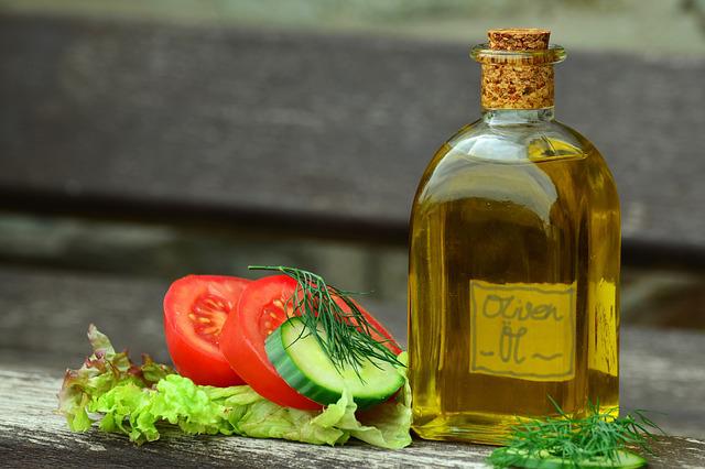 Oliwa z oliwek pomaga przedłużyć życie [fot. congerdesign from Pixabay]