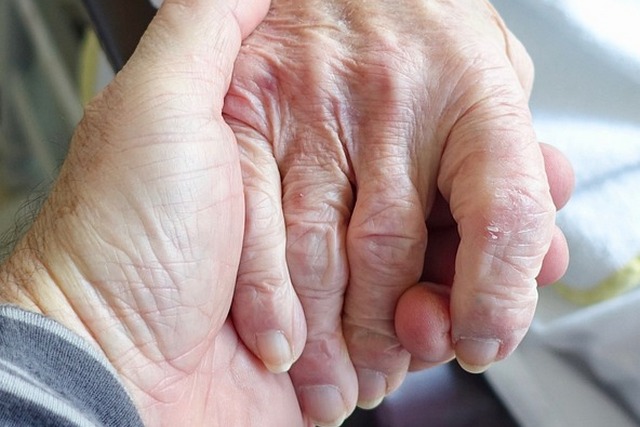 Opieka na współmałżonkiem z demencją sprzyja osłabieniu pamięci u samego opiekuna [fot. Siggy Nowak from Pixabay]