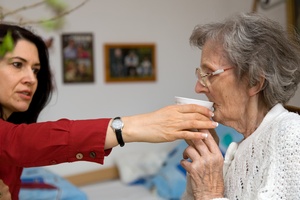 Opieka nad osobą z chorobą Alzheimera [© alephnull - Fotolia.com]