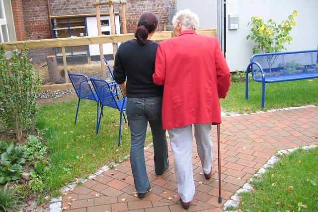 Opieka nad schorowaną czy starszą osobą nie musi wiązać się z depresją [fot. Gerd Altmann from Pixabay]
