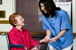 Opieka nad starszymi chorymi - brak specjalistw [© gwimages - Fotolia.com]