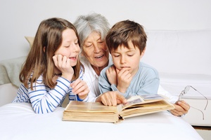 Opieka nad wnukami (jeli nie jest zbyt czsta) to korzyci dla umysu [© photophonie - Fotolia.com]