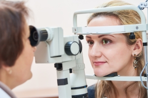 Optometrysta - niezbędny przy korekcji wad wzroku [Fot. Kadmy - Fotolia.com]