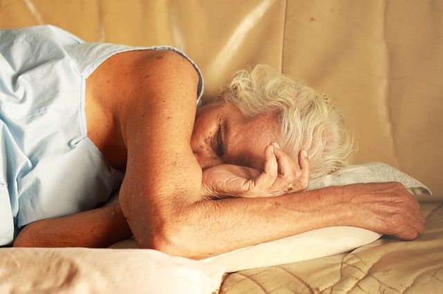 Osoby starsze potrzebują mniej snu? [fot. Pixabay]