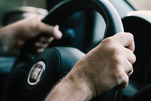 Otyłość i dojeżdżanie do pracy samochodem sprzyja przedwczesnej śmierci [fot. Pexels from Pixabay]