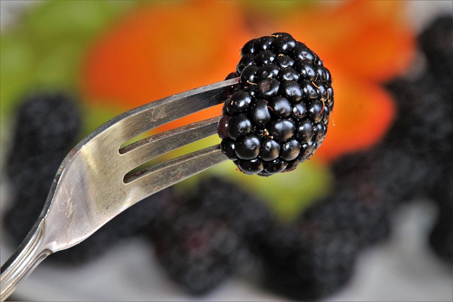 Owoce jagodowe - czarne maliny najbogatsze w przeciwutleniacze [fot. Julita from Pixabay]