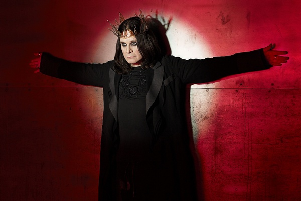 Ozzy Osbourne na cmentarzu [Ozzy Osbourne fot. Sony BMG]