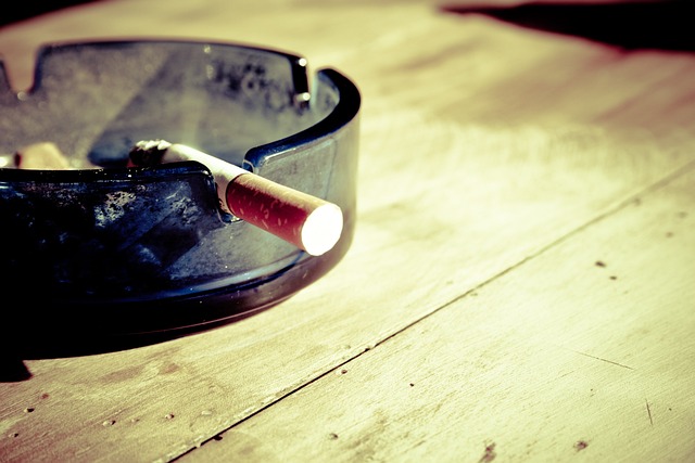 Palenie papierosów nieodwracalnie kurczy mózg, co nasila ryzyko demencji [fot. Markus Spiske from Pixabay]