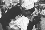 Para caujca si na Times Square po zakoczeniu II wojny wiatowej zidentyfikowana  [The Kiss, fot. Alfred Eisenstaedt]