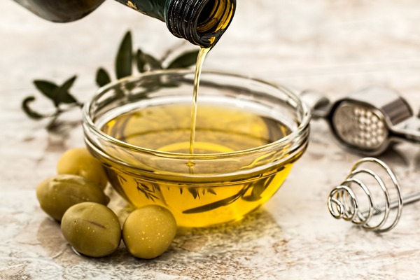 Parę łyżek oliwy z oliwek dziennie pomaga uchronić się przed cukrzycą [fot. Steve Buissinne z Pixabay]