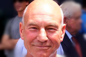 Patrick Stewart uznany za geja [Patrick Stewart, fot. Patrick Caughey, Photo Courtesy of U.S. Army, PD]