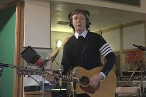 Paul McCartney nagrywa... emotikony [Paul McCartney, fot. nagrywanie Love Mojis]