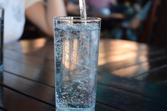 Picie odpowiedniej iloci wody zmniejsza ryzyko niewydolnoci serca [fot. ExplorerBob from Pixabay]