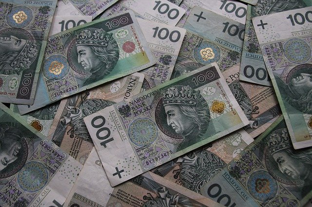 Pieniądze jednak wpływają na nasze poczucie szczęścia? [fot. pasja1000 from Pixabay]