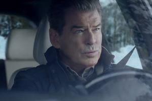 Pierce Brosnan kontra o na drodze - czyli reklama samochodu [Pierce Brosnan, fot. Kia Motors America (kadr z reklamy)]