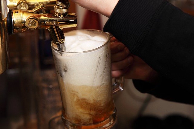 Piwo typu lager poprawia mikrobiom mężczyzn [fot. PublicDomainPictures from Pixabay]